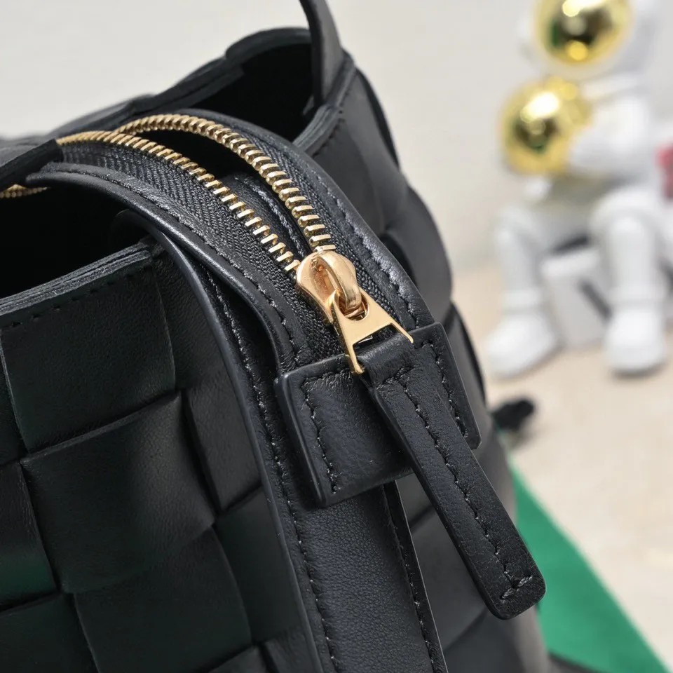 Batch 2600 BottegaVeneta What can be packed in the new bowling bag? Have you got the new bowling bag? Super large capacity ~ The key is low-key, simple and casual style ~ the fashion sense is not reduced at all. It combines BV's classic woven elements and can also be used for computers. The length of the shoulder straps can be adjusted. It is suitable for tall girls to carry. Boys also have a sunny back☀️ Style number: 7466# Size: 28*21*16